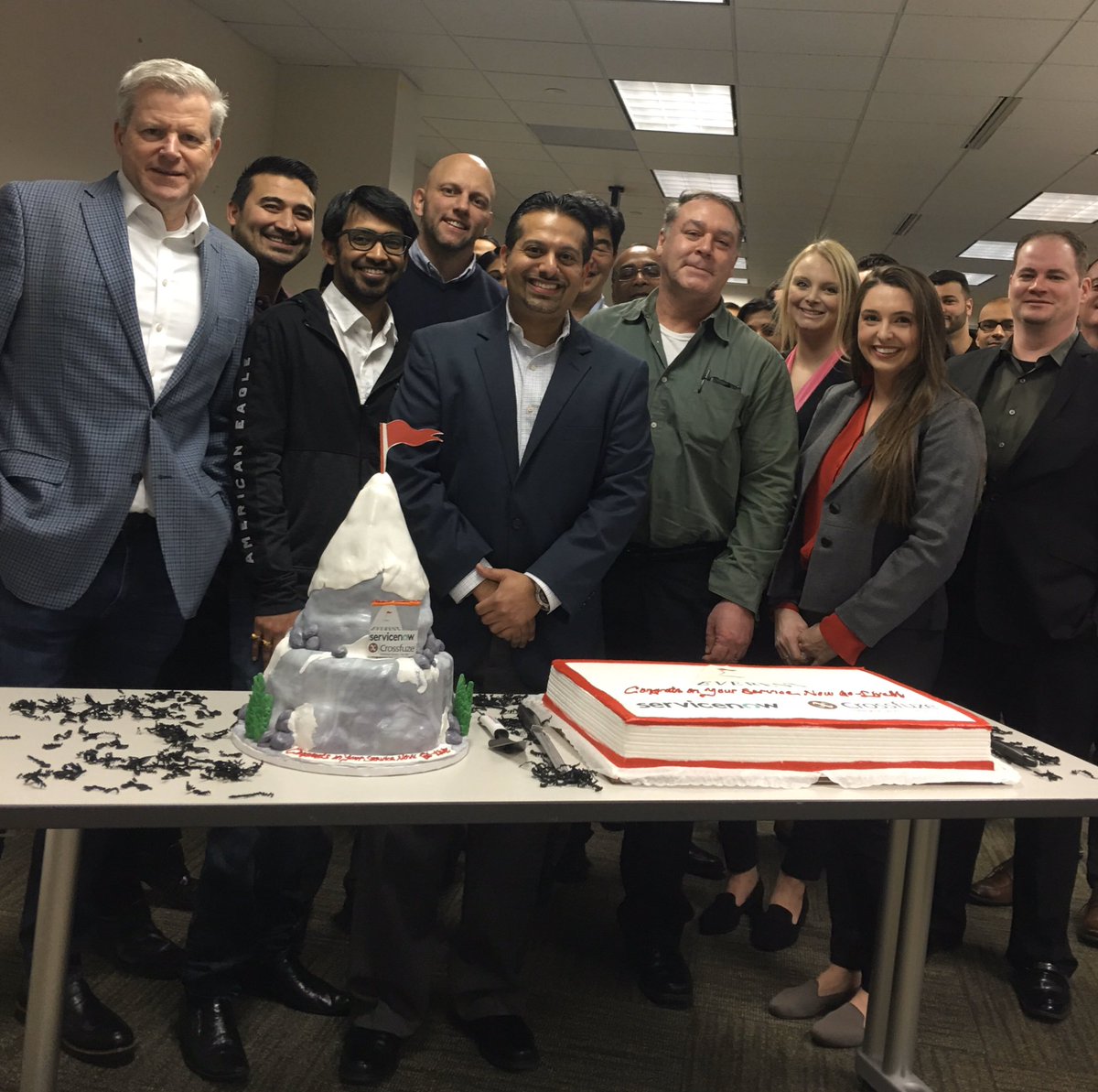 tombegg's tweet photo. Congrats to Everest Re on their @servicenow Go live #golivecake #servicenow https://t.co/wLUyIXlgmM