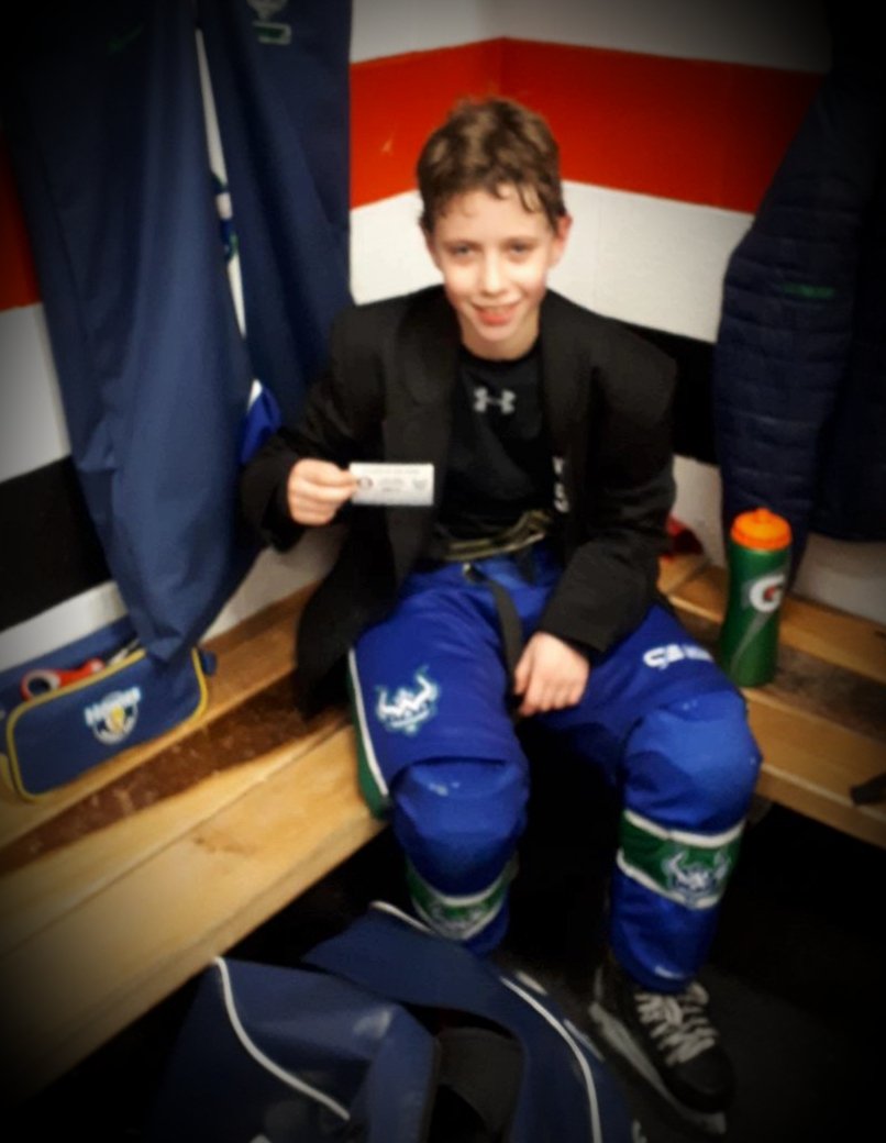 What a battle tonight down to the last 10 seconds with the Skipper pulling off the 2-1 win over the @CapsPeeWeeB ! Well done Noah Seymour <a href="/customedgenl/">Custom Edge Pro Shop</a> Warrior of the Game with an awesome set up by Emma Whalen 🏒👍
@PmhaWarriors 
@DJHLnews
