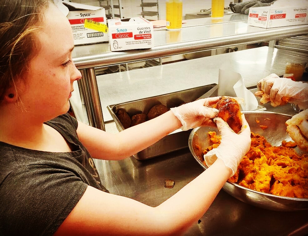 lesgifted's tweet photo. School Yard Farm to Table! Earthtastic Gardeners harvested 30 pounds of potatoes and delivered them to the Culinary Club members. Yesterday, the culinary club kids, with the assistance of Chef T, cooked up sweet potato souffle for 800 and served it to all today. @Landstown_ES https://t.co/wOlynIuSXA