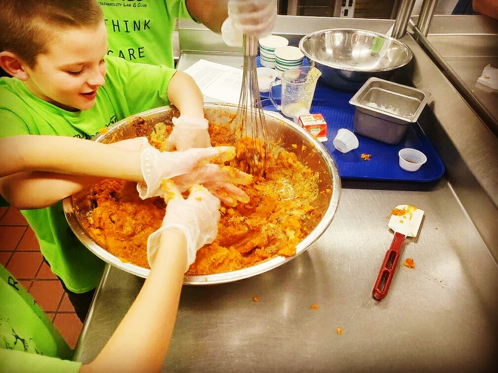 lesgifted's tweet photo. School Yard Farm to Table! Earthtastic Gardeners harvested 30 pounds of potatoes and delivered them to the Culinary Club members. Yesterday, the culinary club kids, with the assistance of Chef T, cooked up sweet potato souffle for 800 and served it to all today. @Landstown_ES https://t.co/wOlynIuSXA