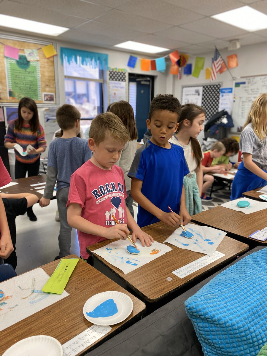 LindyKaemming's tweet photo. “Scribble Stones” project to spread kindness at R.O.C.K Club @kisdROCK @KISDCounseling @FESfalcons #FESRocks #celebrateKISD #SELebrateKISD https://t.co/WhmQDXl7J2