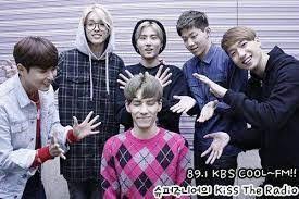 5. Pink SweaterSweater iconic ini pertama kali muncul ke publik sewaktu Wonpil pake saat Day6 jadi guest di KBS Kiss the Radio10 April 2016. Pas itu memang Wonpil keliatan salah kostum banget sih soalnya member2 lain pada pake outfit bernuansa gelap,beliau ngejreng sendiri wkwkw