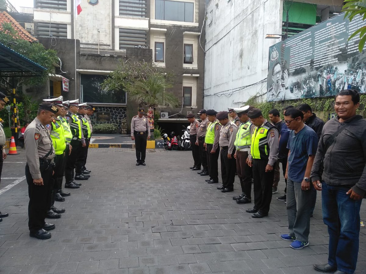 polsekkuta's tweet photo. Padal Polsek Kuta Polresta Denpasar Pimpin Kegiatan Serah Terima Tugas Jaga, Jumat (6/03/2020) pagi.
#divisihumaspolri #multimediapoldabali #apel #serahterima #tugasjaga #infobadung #balinejani #denpasarviral #aman #lancar #denpasarnow #kuta #personil https://t.co/VFm2g8AGNw