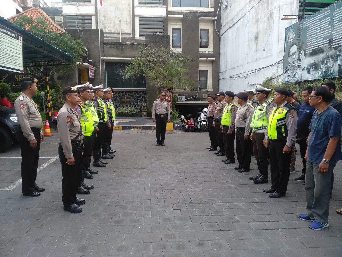 polsekkuta's tweet photo. Padal Polsek Kuta Polresta Denpasar Pimpin Kegiatan Serah Terima Tugas Jaga, Jumat (6/03/2020) pagi.
#divisihumaspolri #multimediapoldabali #apel #serahterima #tugasjaga #infobadung #balinejani #denpasarviral #aman #lancar #denpasarnow #kuta #personil https://t.co/VFm2g8AGNw