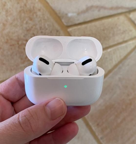 ErichGarciaCruz's tweet photo. ¿Pagarías $300 por esto?

Nos acaba de llegar al canal para revisarlo. Vale la pena?

Los leo 🙄😊👇

#Apple #airdotspro #Cuba #Bachecubano https://t.co/2Z21TW2W3N