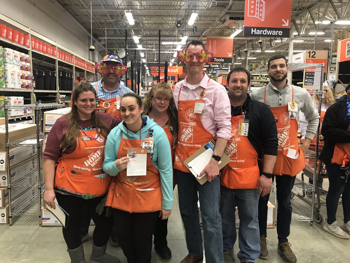 jenscott_30's tweet photo. Last stop of the tour in Seekonk! Great job to this team! They are #springready @HomeDepot2615 @SaraChams2615 @JasonArigoni @corelli189 @KJChamberland @rosadyer01 https://t.co/kOzQsD5aqV