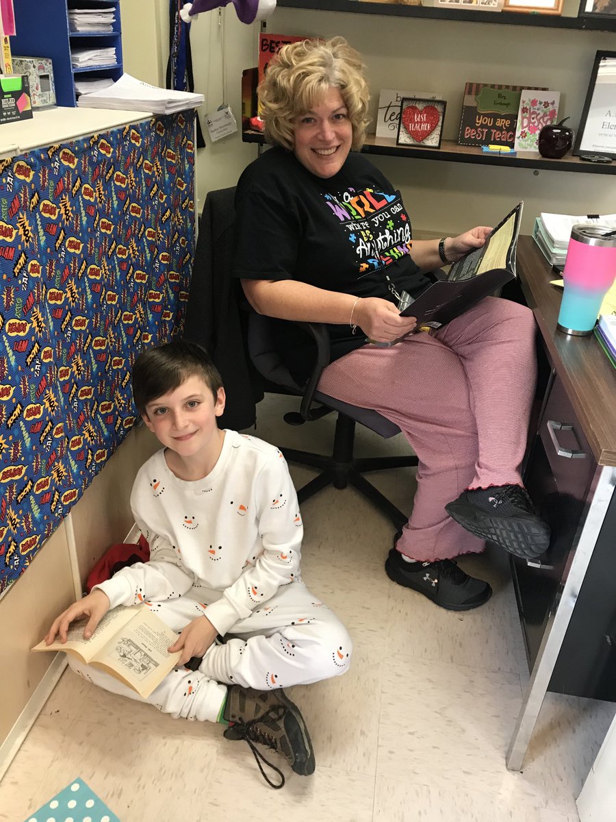 Cozy Up with a Good Book Day #RAAW ⁦<a href="/GRESDragons/">Greenfield ES</a>⁩ ⁦<a href="/srburnham326/">Sarah Burnham</a>⁩ ⁦<a href="/MelissaTReams/">Melissa T Reams</a>⁩ ⁦@MrsLeesLibrary⁩