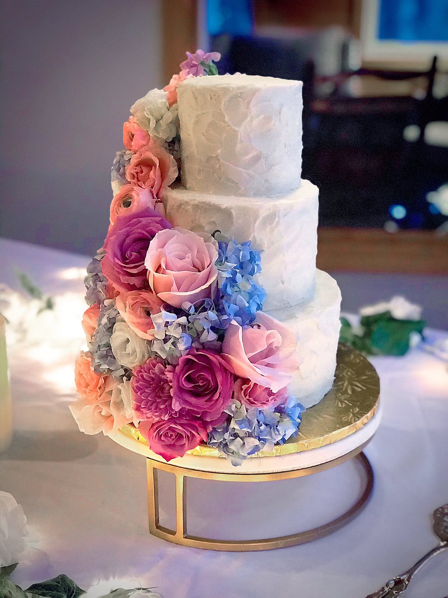 tier_above's tweet photo. I was so blessed to make the cake for my brother’s wedding. It was a pleasure to help make the day special. #cake #weddingcake #wedding #floral #floralcake #rusticcake #rustic #cakedesign #gold #flowers #fresh https://t.co/nCLBHstsH8