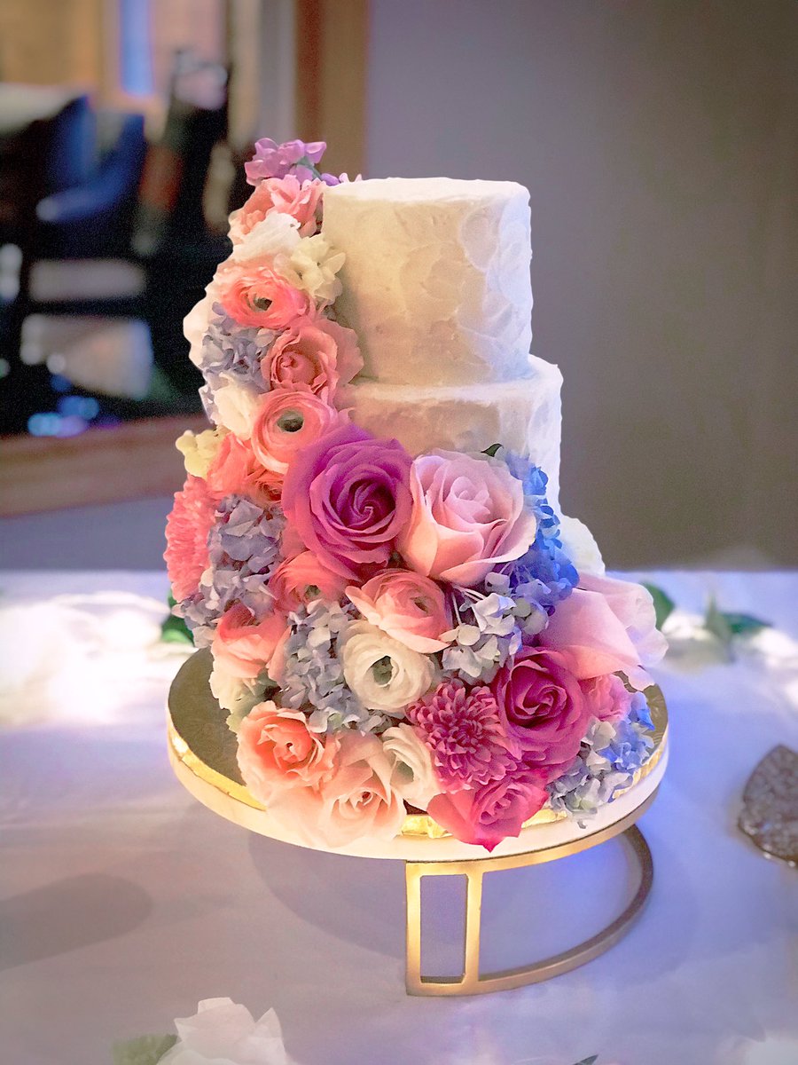 tier_above's tweet photo. I was so blessed to make the cake for my brother’s wedding. It was a pleasure to help make the day special. #cake #weddingcake #wedding #floral #floralcake #rusticcake #rustic #cakedesign #gold #flowers #fresh https://t.co/nCLBHstsH8