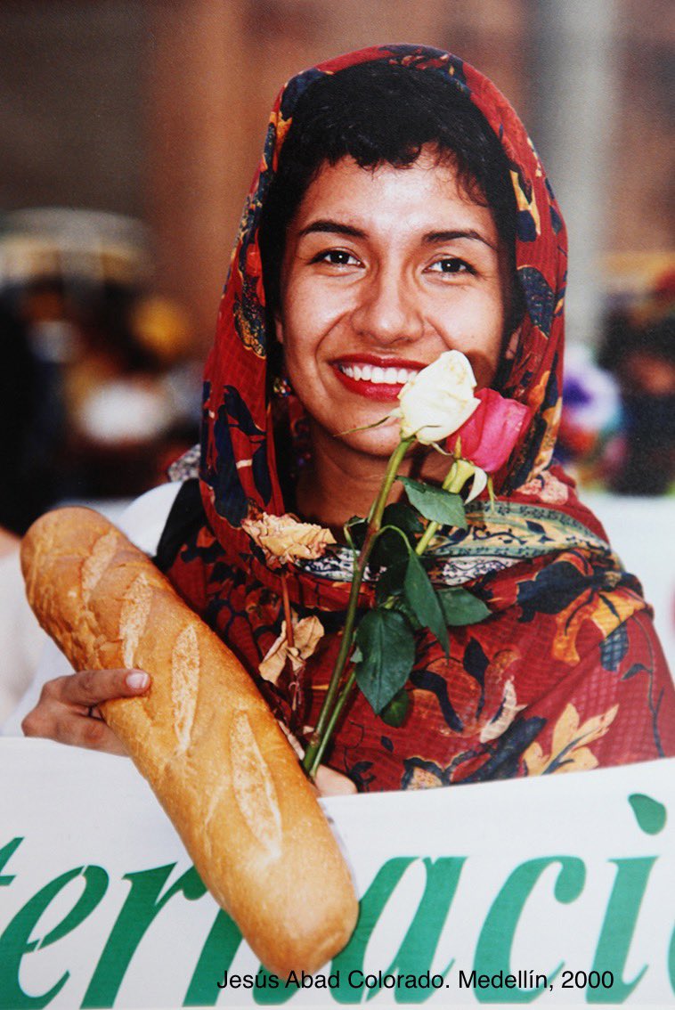 AbadColorado's tweet photo. A Sara Fernández, la profe que ¡VIVE Y RESISTE! la conozco por su lucha de VIDA Y DIGNIDAD para todas las mujeres y hombres de 🇨🇴. Sara nos enseña a defender la @UdeA y a Colombia de toda forma de violencia. Más PAN Y ROSAS que bala, más INTELIGENCIA Y AMOR que capucha o fuerza https://t.co/VaRHIb98r5