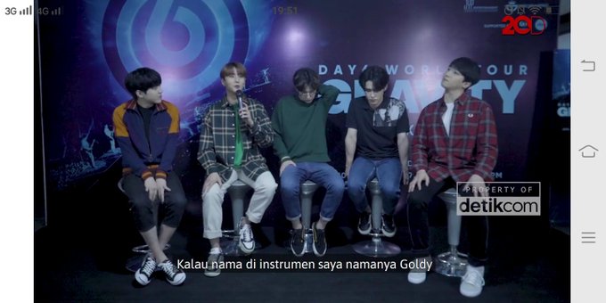 Ini pure joke ya guys gue yakin YoungK pasti sayang banget sama Goldie si anak gantengnya. Orang pas di interview aja bilang “Saya kasih nama Goldie karna warna dia emas, dan saya mau dia jadi pemenang” mungkin si ayah lagi melatih anaknya agar kuat mengahadapi kerasnya kehidupan