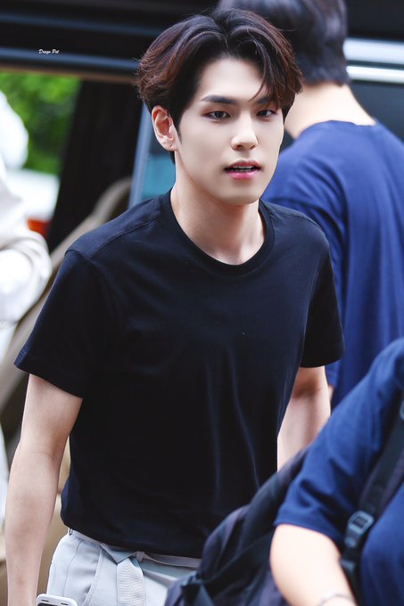 16.Tuan muda Kim WonpilSuka banyak nih yang nanya, kenapa sih Wonpil suka dipanggil tuan muda?Soalnya vibes/aura, garis wajah, tatapan dia tuh kaya pangeran/bangsawan gitu nder, especially kalo rambutnya lagi gondrong hehe kalo liat bawaanya pengen gelarin karpet merah