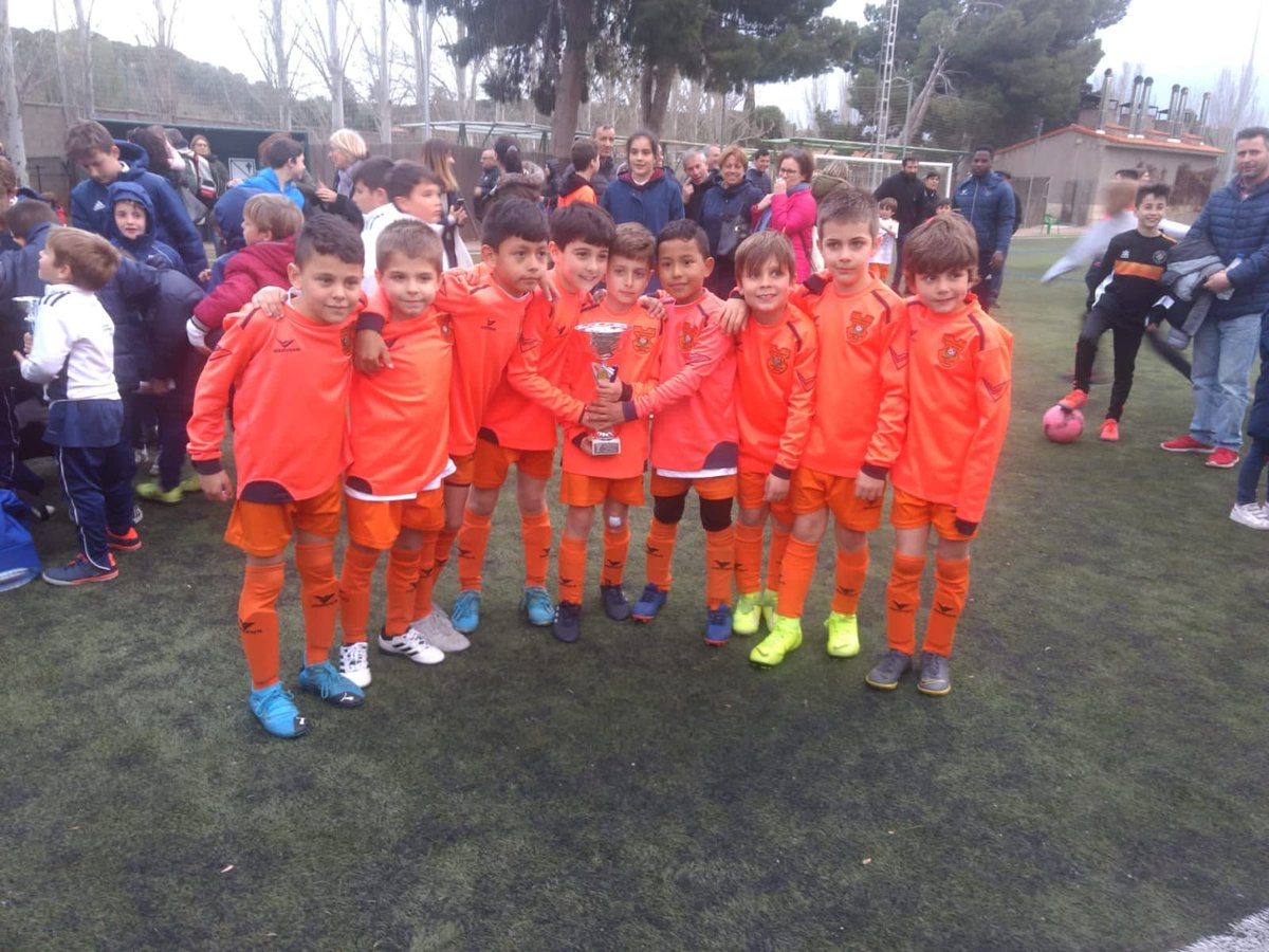 Juventud_CF's tweet photo. 🧡⚽ PREBENJAMIN "A" CAMPEÓN en el Torneo Memorial Oscar Lou organizado por @st.casablanca_futbol ⚽🧡

#FormandofutbolistasForjandopersonas
#lafabricanaranja
#SDJ50
#AupaJuventud https://t.co/qC0UB1aM2X