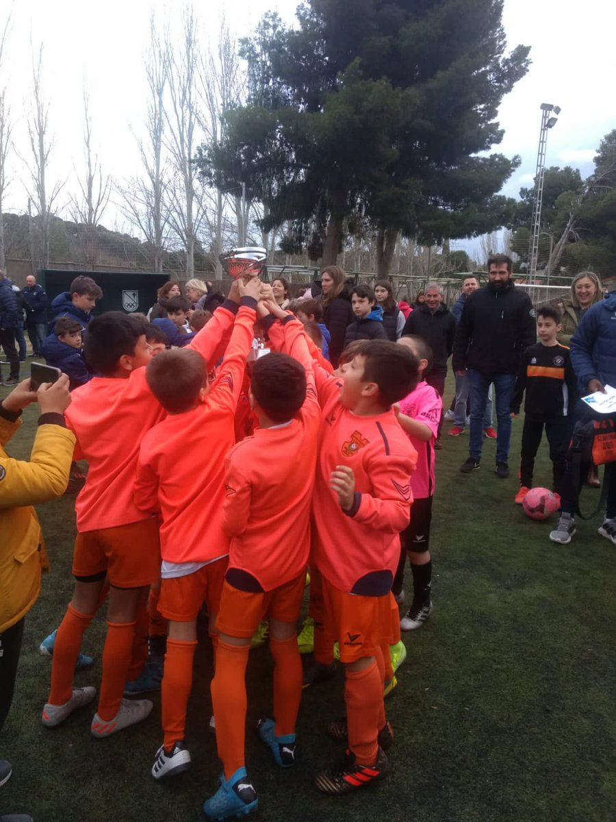 Juventud_CF's tweet photo. 🧡⚽ PREBENJAMIN "A" CAMPEÓN en el Torneo Memorial Oscar Lou organizado por @st.casablanca_futbol ⚽🧡

#FormandofutbolistasForjandopersonas
#lafabricanaranja
#SDJ50
#AupaJuventud https://t.co/qC0UB1aM2X