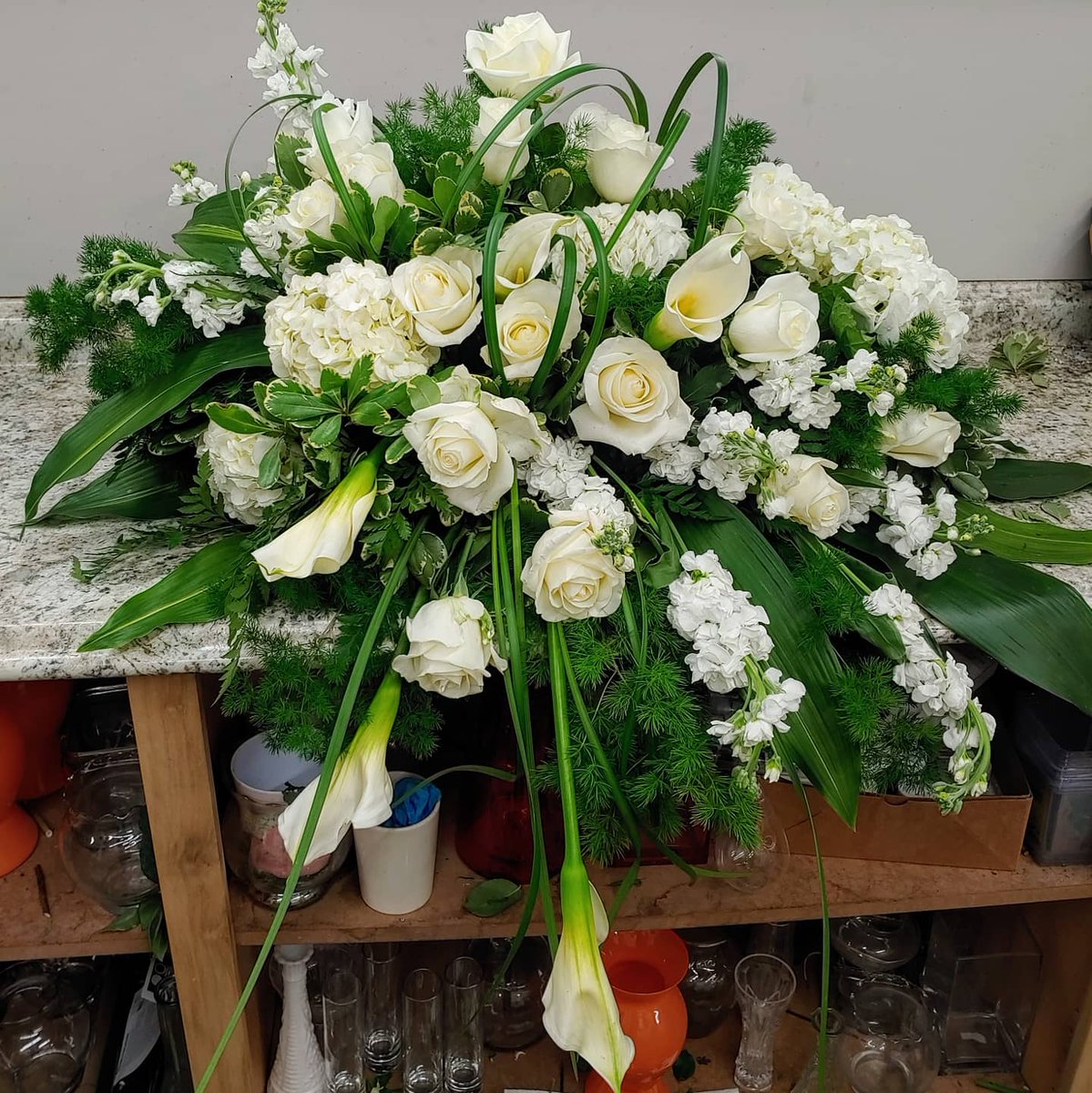 forgetmenotVT's tweet photo. There's something very #elegant about a #bouquet of white #flowers. Almost peaceful in a way https://t.co/jVBZPAzY9p