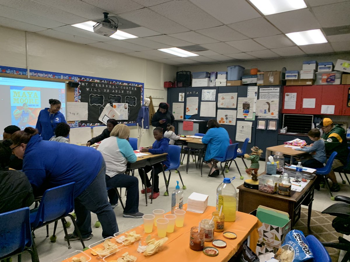 MsFichersELA's tweet photo. March Madness was a success tonight @UpchurchElemen1!!! We were Dunking Chips in Dip with 4th grade representing a WNBA player, Maya Moore for Literacy Night!! #WomensHistoryMonth @PickardsEagles @KeltnerKids @Shaunte40936586 @4thgradeHallway @Principal0915 https://t.co/13A4cv7JwV