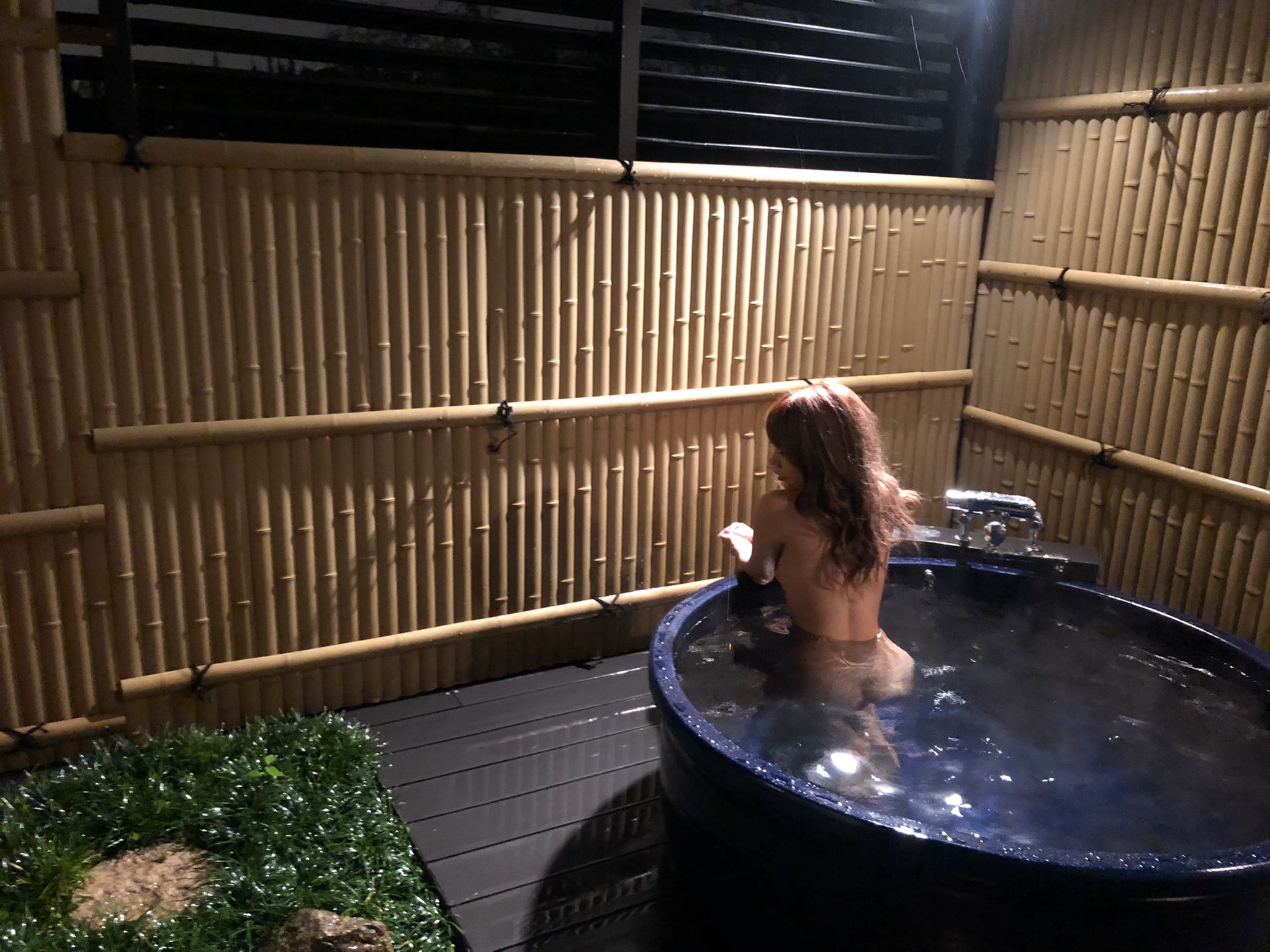 3 pic. 温泉デートの良さってこの状態からこうなる事ですよね？違う😇？ https://t.co/zUbgSLyZcU