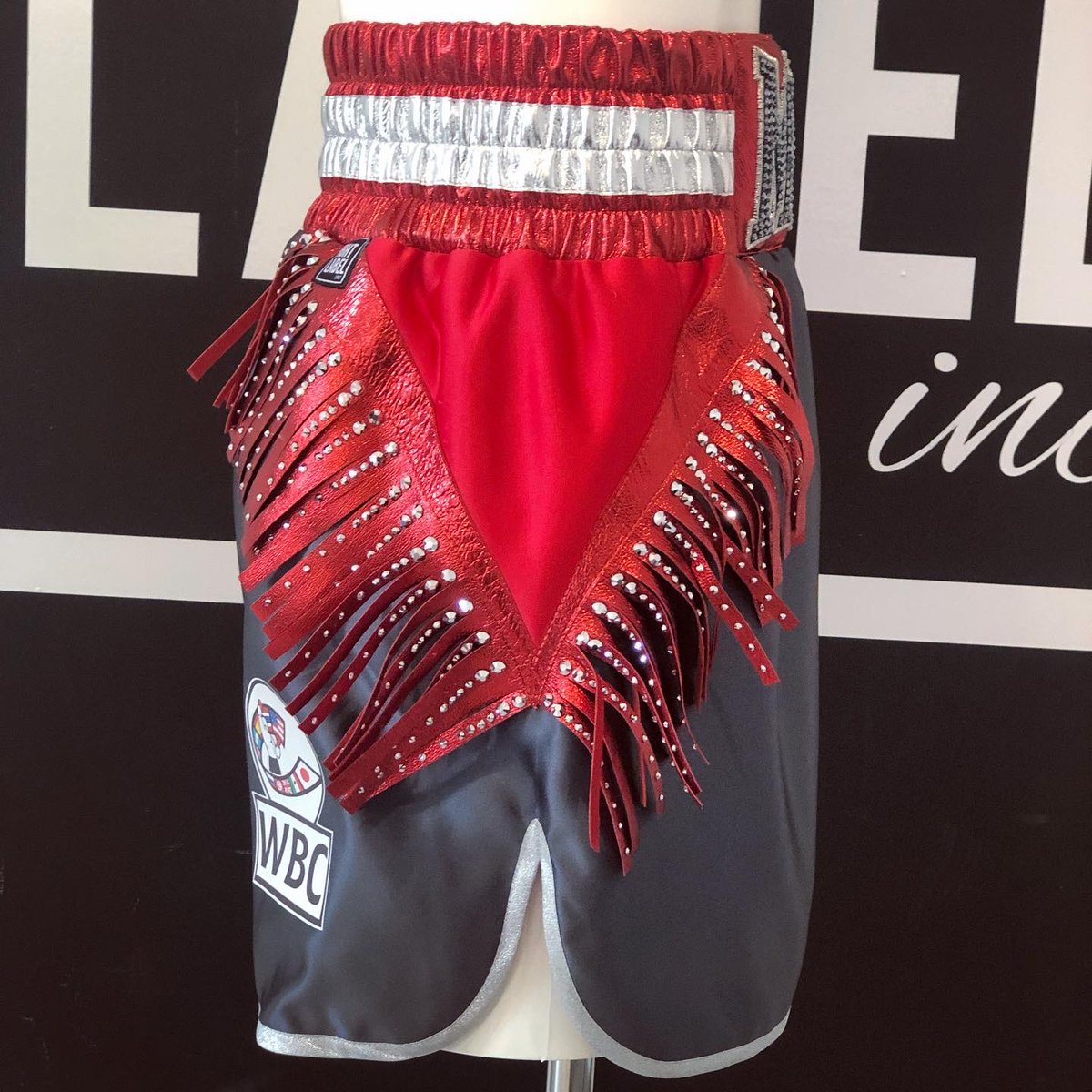 FightLabel's tweet photo. D A L L A S D A Z Z L E @mikeygarcia in hand cut leather Swarovski tassels in true Texas style!
#FightLabel #Boxing #Boxeo #Tassels #Leather #Swarovski #Crystals #Design #Fashion #BoxingShorts #Shorts #BoxingTrunks #Trunks #RingWear #FightWear #GarciaVargas #TeamMikeyGarcia #WBC https://t.co/EJcRkVo62L