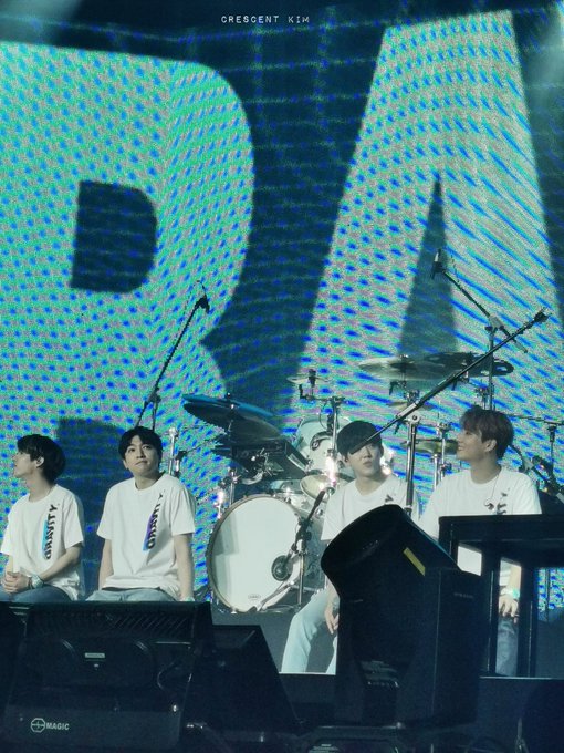 29.Wonpil ceramahKalo udah mau penutupan konser kan biasanya Day6 pada ngasih sepatah duapatah kata gitu kan bergiliran, nah kalo udah giliran Wonpil pasti member2 yang lain ambil sikap duduk soalnya doi yang paling lama guys kalo ngasih ment, bisa sampe 15 menit wkwkw