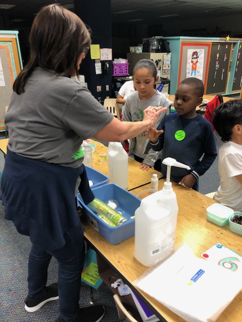 Fielders_Force's tweet photo. Check out these super scientist making a mixture with super slime! @hairgrovecfisd #ScienceNight https://t.co/HZ1ZDyVudt