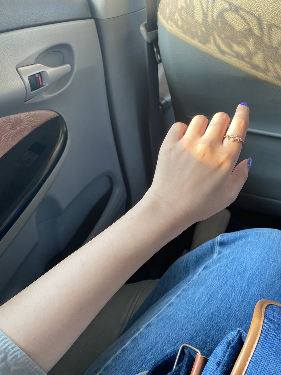 ilalxnn's tweet photo. มาแชร์ว่าช่วงนี้กิน Secret Ex แล้วผิวดีขึ้นยังกินไม่หมดกล่องเลยแต่รู้สึกว่าผิวลื่นๆนุ่มขึ้น จะเห็นรูปแขนเฟินถ่ายกล้องหลังไอโฟนจะมีความเงาๆของผิวอยู่ดีมากเลย เห็นว่าช่วยเรื่องสิวด้วย รสไม่เปรี้ยวเกินไปกำลังดีอร่อย #secretex #น้ำชงรสมิกซ์เบอร์รี่ #ไว้รีวิวห้ามขายของโว้ย https://t.co/hmeByN9cVc