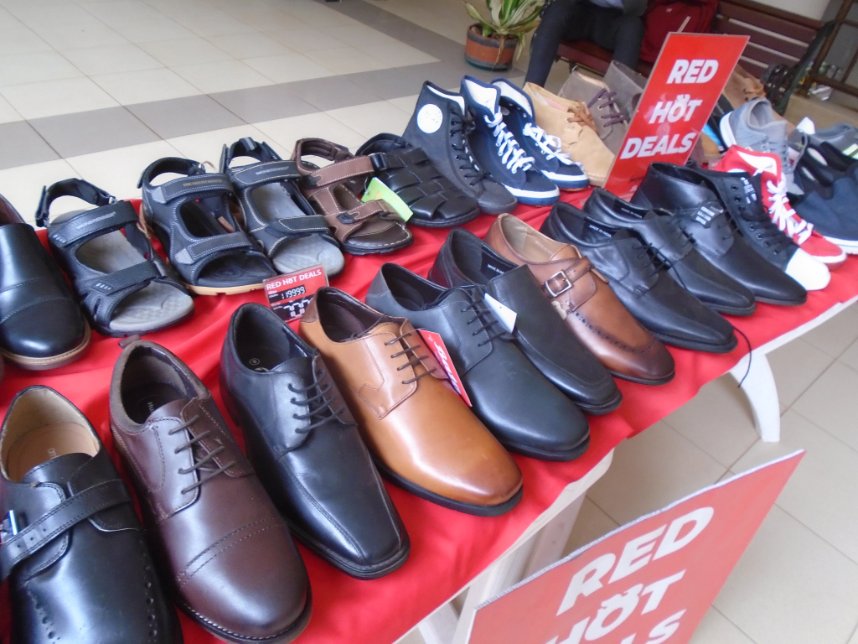 gardencitykla's tweet photo. Every Friday Bata has something new for your feet. Plus the Red Hot deals are always there. Drop by to see the stock of shoes in 3D
#uganda #kampala #gardencity #visituganda #shoes #deals #offers #tembeyacity #red #FridayFeeling #hot #buying #shopping #ladies #gents #kids #fam https://t.co/f9sNztmTnz