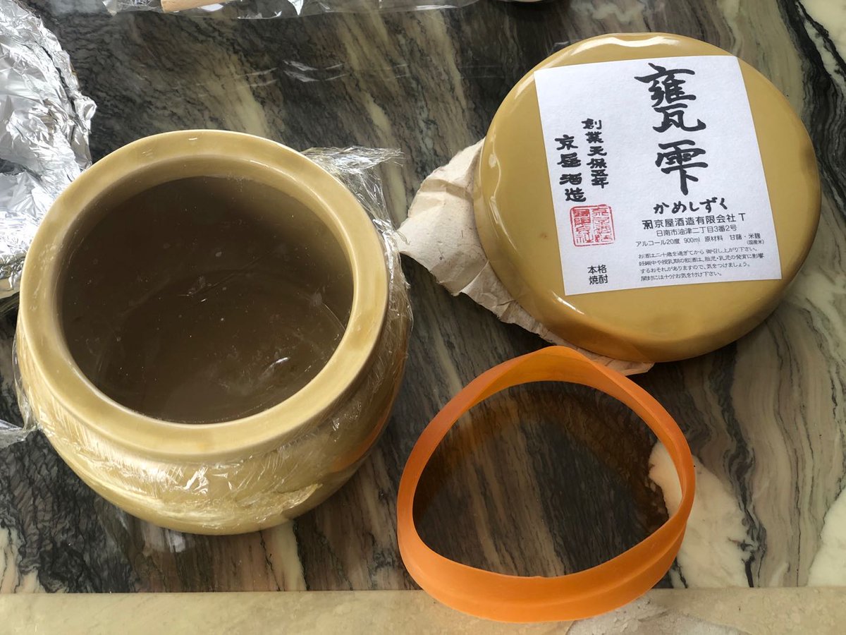 davzhu's tweet photo. I bought it  a couple years ago when I was visiting your country.But when I opened it a day before yesterday I found it was totally empty, no any drop of liquor in the bottles.I just want to know if it is normal or not. thank you https://t.co/sInctOIelN