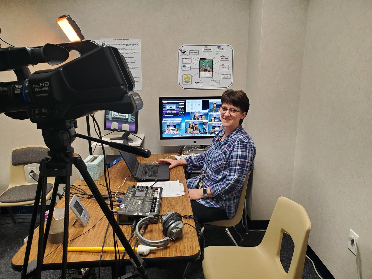 LibraryEvans's tweet photo. Mrs. Lankford showed off the media room. So many of our students loved seeing how morning announcements happen and get their picture taken!! 

@expressriders 
@EvanselemTech 
#openhouse https://t.co/B9OPvPhk8N