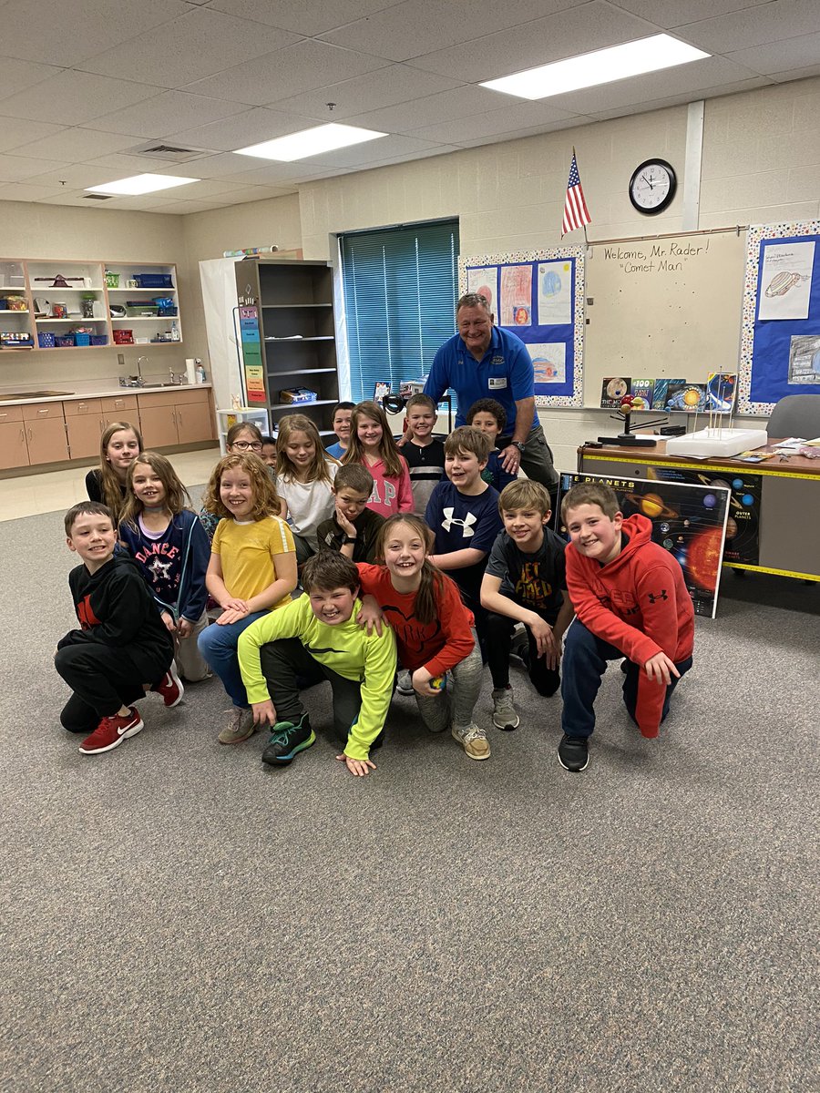 RondaRonnie4's tweet image. Wrapping up our solar system unit starter with a presentation from Mr. Pat Rader from the Kentucky Amateur Astronomy Club of LBL. #TeachCent
