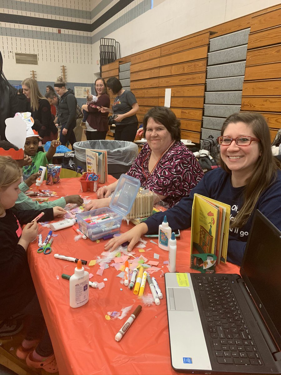 GJSDnews's tweet photo. More fun at JES Family Fun Night, where we have amazing community, students and staff. #ReadAcrossAmericaWeek #JESPRIDE https://t.co/2wwQRtnKVB