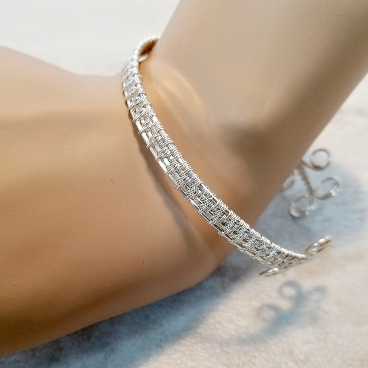 arkayscreations's tweet photo. Wire Bangle, Wire Wrap Bracelet, Boho Jewelry #banglebracelet #stackablebangle #wirewrappedjewelry
https://t.co/S522acDWQG https://t.co/VikiqL0u2w