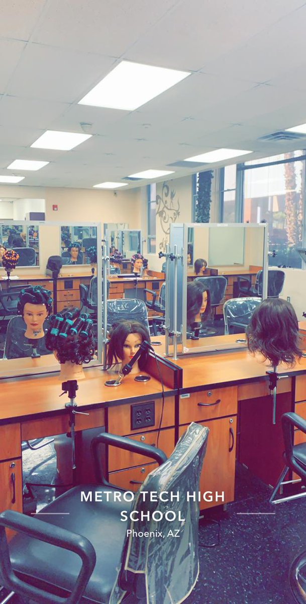 KhebratASU's tweet photo. الأستاذ عبدالله الشهراني @abdu2lh_7h من إدارة تعليم عسير: مدرسة المعايشة Metro Tech High School تعتبر من أكبر مدراس ولاية أريزونا حيث تعتبر كأكاديمية لجمعها ٢١ تخصص دراسي على سبيل المثال الحاسب الآلي، إدارة الأعمال، الميكانيكا، التمريض، المحاسبة، التجميل.. https://t.co/wEpCCwtPl8