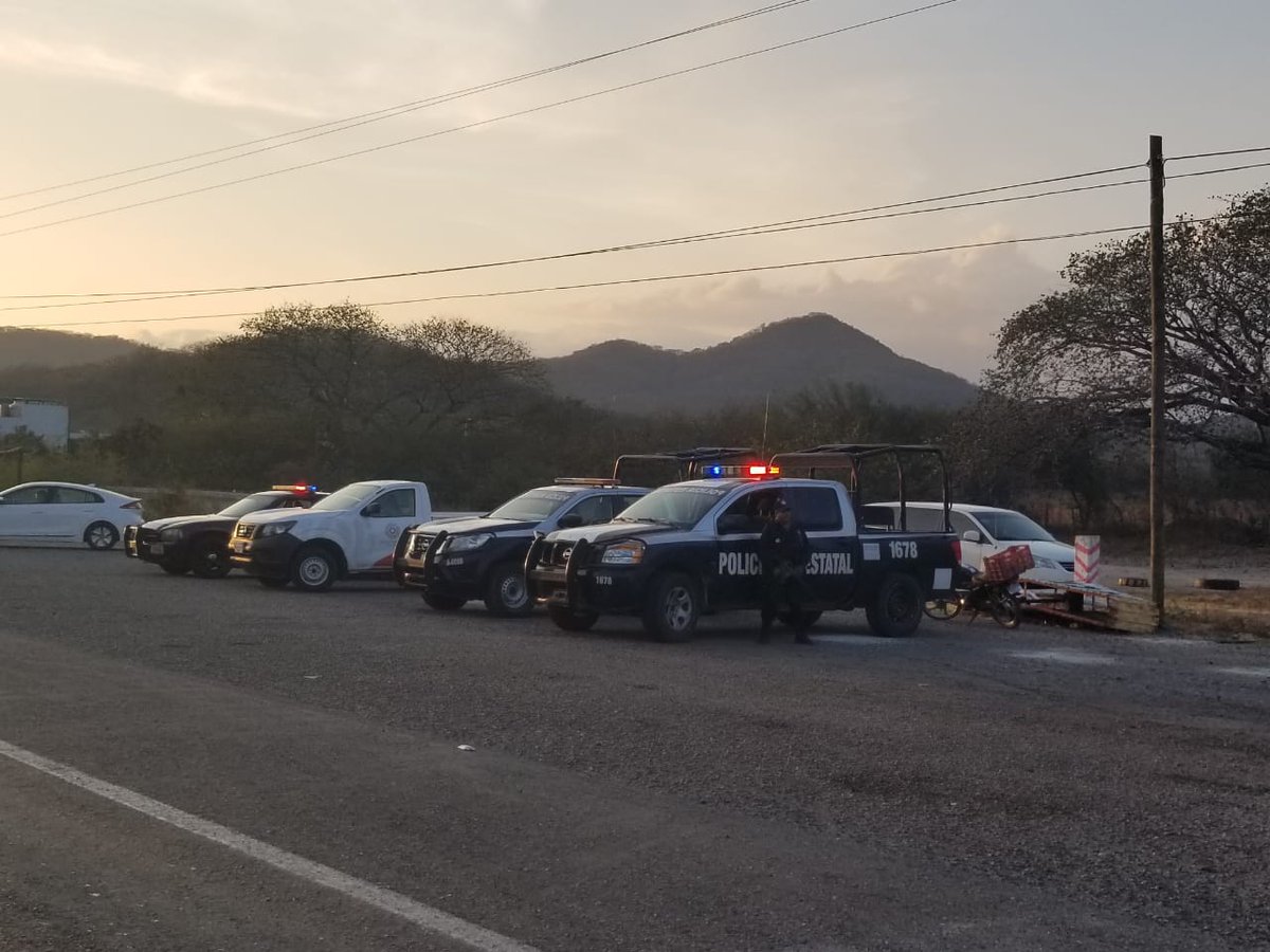 Policia_GobOax's tweet photo. En coordinación con @GN_MEXICO_ , #PolicíaMunicipal y @CEPCO_GobOax , implementamos operativo instalando puestos de control preventivo en la #RegionIstmo.
Con el fin de mantener un ambiente de paz y seguridad.#Oaxaca.
@alejandromurat @GobOax @SSP_GobOax @SIDISSP_GobOax https://t.co/hBgddLaHxI