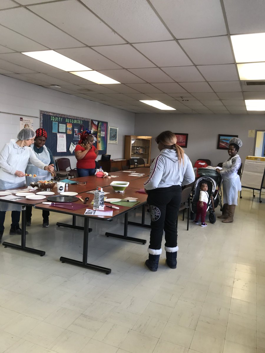 Yorkwoods parents learning and preparing healthy snack and lunches in partnership with Toronto Public Health.