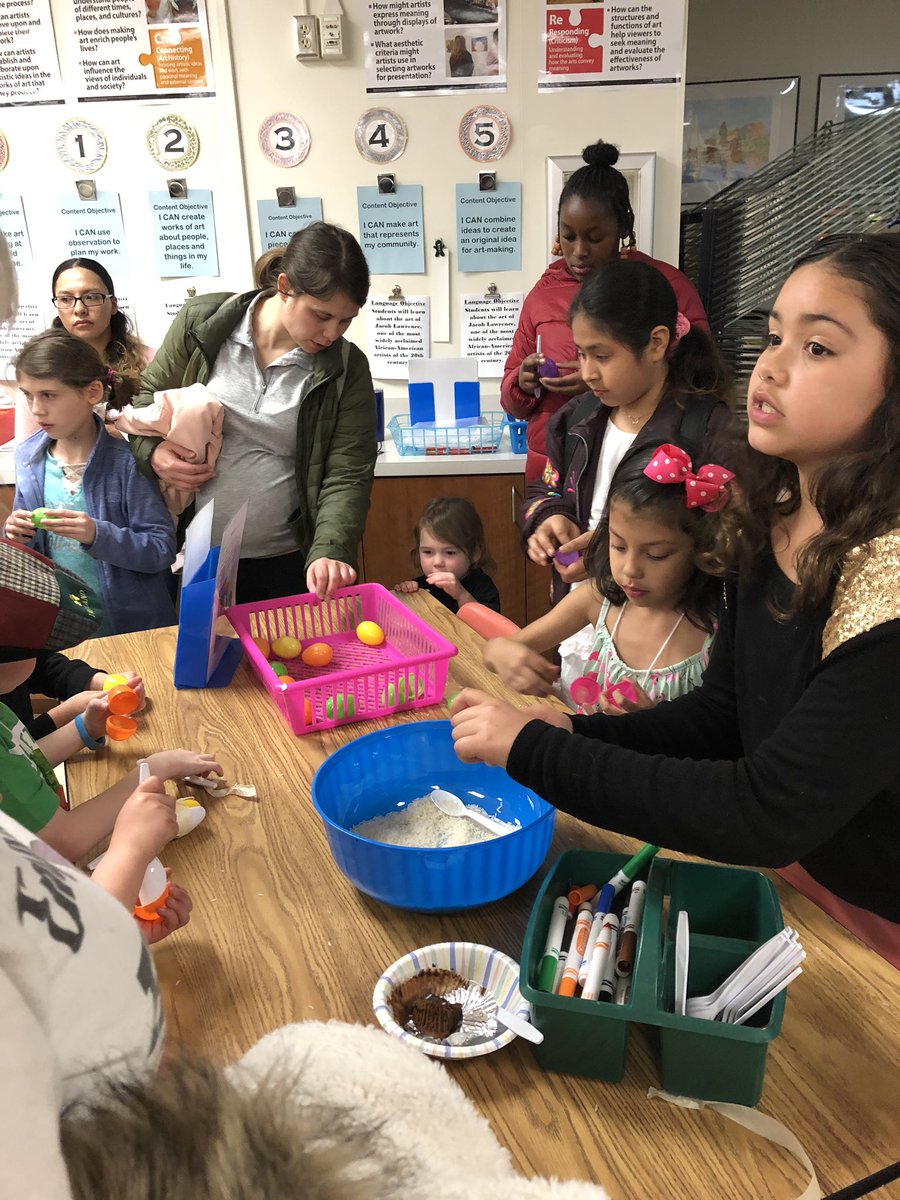 The craft room at Marbrook’s Multicultural Night was a success!! <a href="/marbrkprincipal/">Melissa Phillips</a> @DanaFarrior #GoMarbrookDolphins