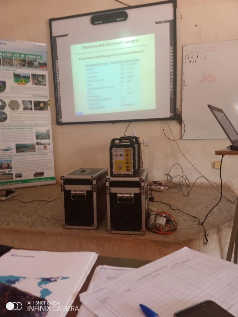 Geomative01's tweet photo. The third Nigeria geophysics technique-electrical resisitivity tomography demonstration has be hold in March 2nd in 2020 year at UNN enugu, our partner Mr.Gideon explained the knowledge and application of our Geomative ERT, and also demostrate field testing ,cases sharing. https://t.co/bUXT8FWmtW