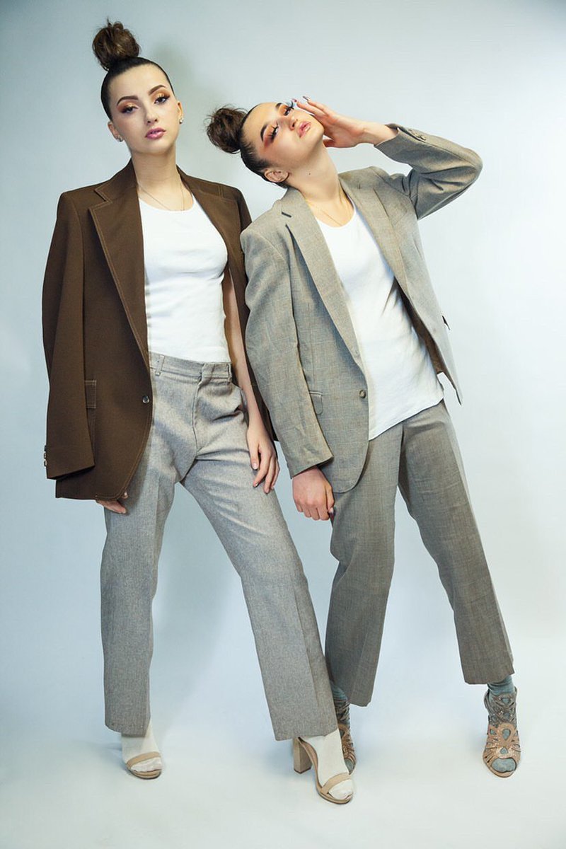 thesophiawells's tweet photo. me & bestie killed dis shoot🥺🥳👭🏻 #modelsearch #614models we’re both 5’11 and looking to collab with new photographers in the columbus area!!! https://t.co/PQnKWzIGUx