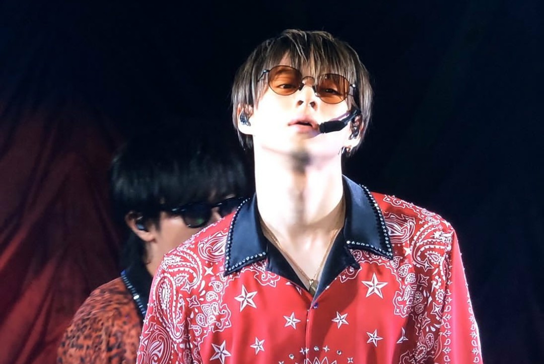 このサングラスあなたが1番 似合ってると思う 薄いサングラスをかけ