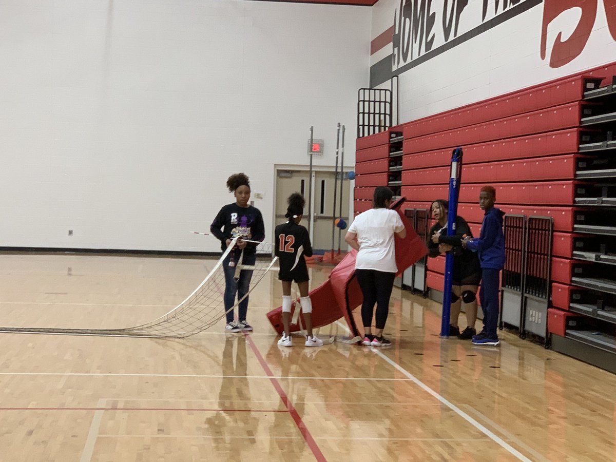 melissa13thomas's tweet photo. Team work makes the dream work. I β₯οΈ the way these teams are working together to break down after a very long night of Volleyball @dms_hcs. Thank you for your care of our school before going home! #ExpectTeamwork https://t.co/NsnYoPl6zk