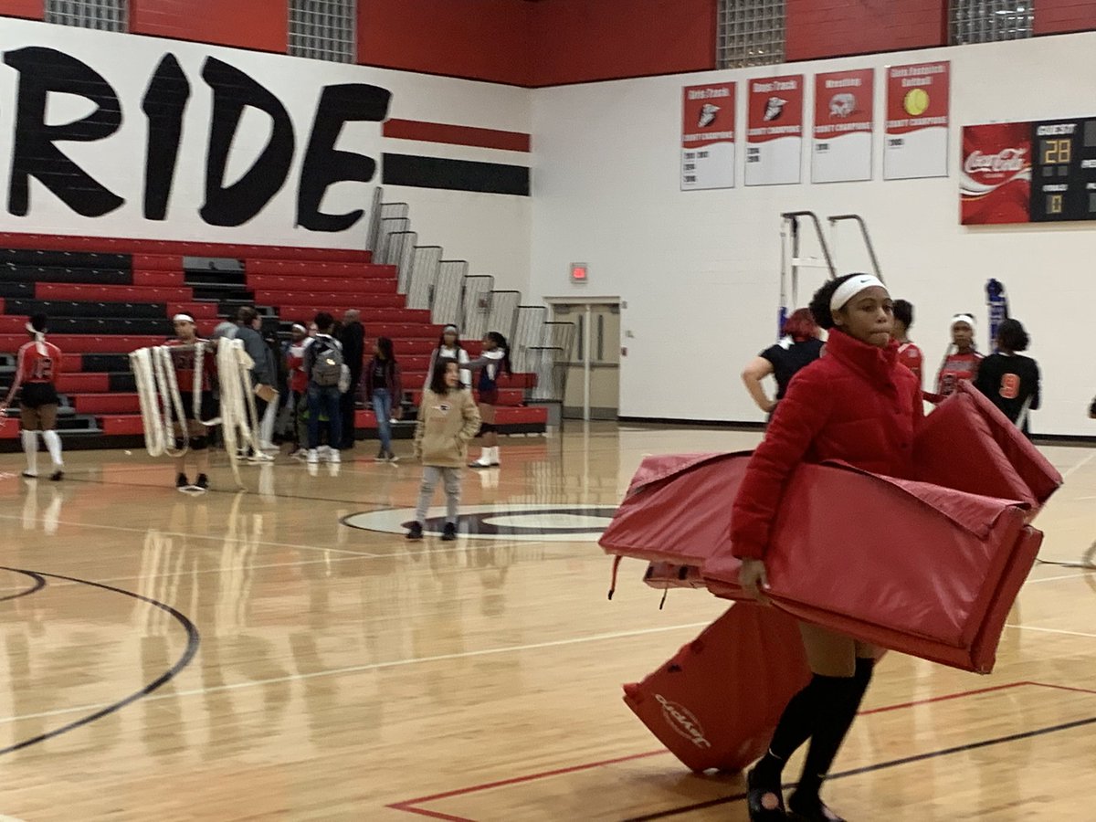 melissa13thomas's tweet photo. Team work makes the dream work. I β₯οΈ the way these teams are working together to break down after a very long night of Volleyball @dms_hcs. Thank you for your care of our school before going home! #ExpectTeamwork https://t.co/NsnYoPl6zk