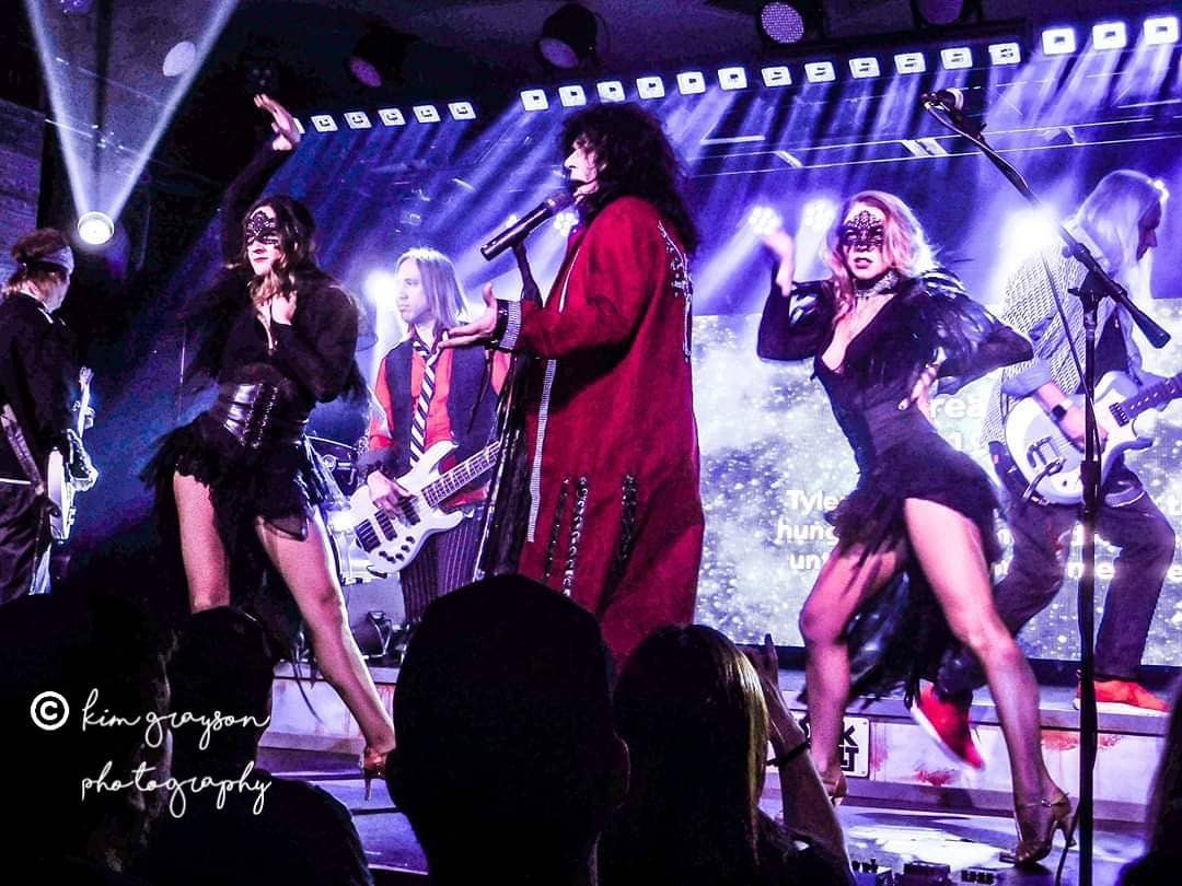 thesarahjessica's tweet photo. Dream until your dreams come true🎶 and one of those dreams was choreographing a vegas show! I had an amazing six year run with @Rock_Vault, I wish them the best in the upcoming year and hope to reunite soon! #dancerswhorock #rockdancer #vegasdancer https://t.co/5PAJOsEiO7