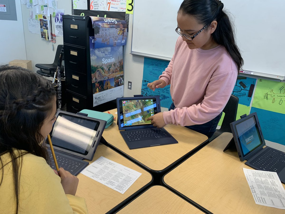 Miss_Ibarra21's tweet photo. La urbanización y la sostenibilidad, dos de los temas en esta unidad siendo explorados por los estudiantes a través de la construcción de su propia ciudad. #WhateverItTakes #SCIABears #DynamicDuals #bsdcares #bsdkeepthefocus https://t.co/qQDaZ3vxPs