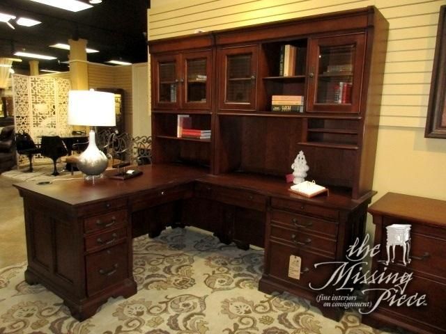 ConsignmentTMP's tweet image. Haverty's L-shaped desk w/hutch in a dark finish. Plenty of shelf &amp;amp; drawer space. It is lit as well. Comes with keys. At posting, we have the matching file cabinet. 

#themissingpiece #Havertys #Lshape #desk bit.ly/2wWsbdt