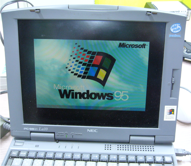 研究室最古のPC、NEC PC-9821LA10のWindows95起動画面。Lotus1-2-3を