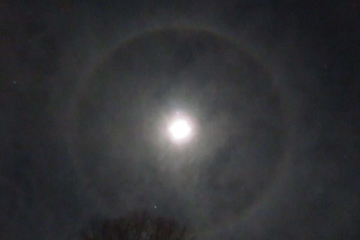 EugeneC988's tweet photo. A bizarre and beautiful sight over Pennsylvania tonight. A giant circle around the almost full moon! @weatherchannel @wunderground #WUTV @NASA @ISS_CASIS @BRC13 @Newswatch16 https://t.co/m16PsQK5Pl
