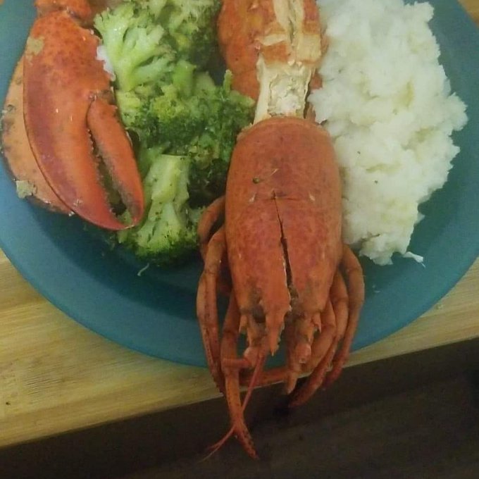 Crab legs mashed potatoes and broccoli #blacksoma @violentbobross gotta come back to Memphis and get<a href="/tag/blacksoma"class="tags">#blacksoma</a>