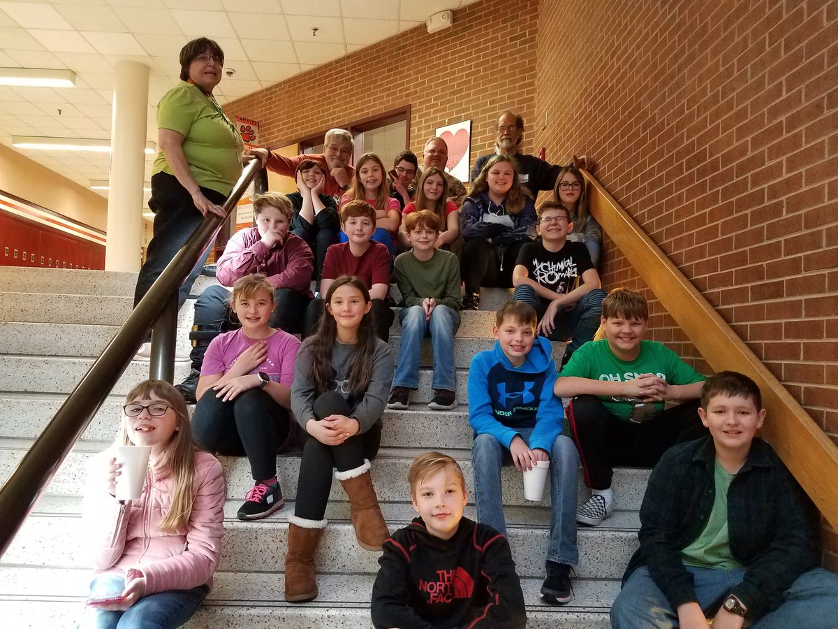 BeckyRe31246692's tweet photo. Spending time up on the roof at WBMS fixing our vertical. Wind blown but successful ...ham radio kids having fun....great to have high school club visit https://t.co/VYgtQMF27L