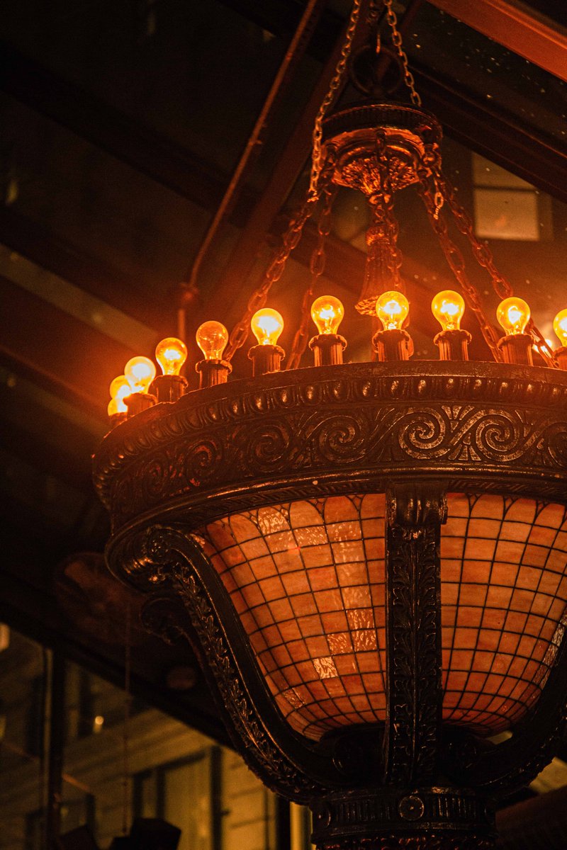 There's nothing more romantic than dinner under our gorgeous chandelier, paired with the Boston night sky. ✨ Reserve your date night table today! ➡️ bit.ly/BookYourAnthem…