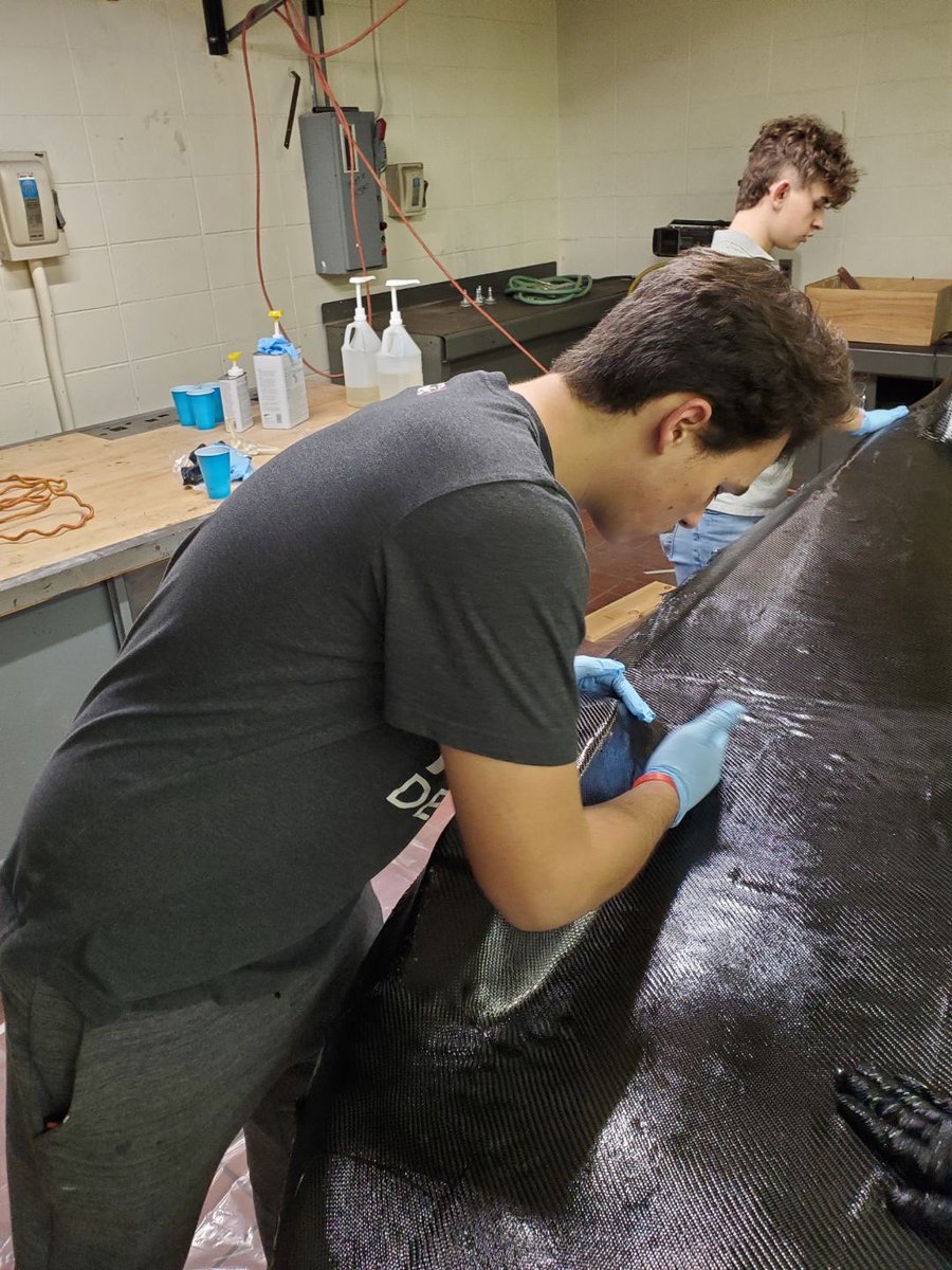 GLCAAUTO's tweet photo. A long night tonight. Finished up the bottom half of the body and worked on finalizing our engine and electrical system. 26 more days! #motorsports #ShellEcoMarathon #manufacturing #carbonfiber @LSClafayette @jeff_principal https://t.co/AtyVNatJl1