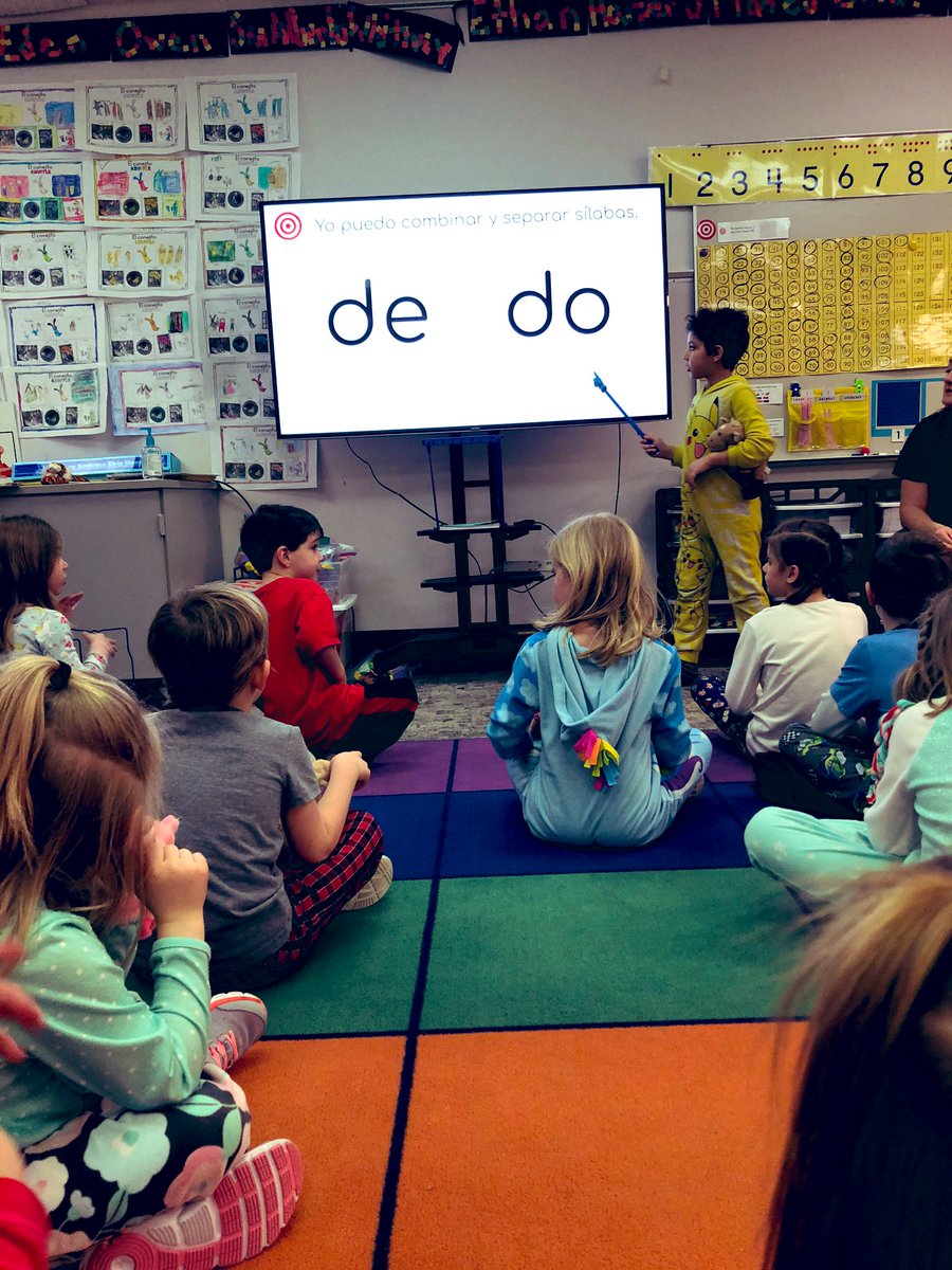 ¡Estudiantes líderes en acción! Un estudiante de kinder guía a sus compañeros en una práctica de los sonidos de las letras y formando las sílabas. #OrgulloDeÁguila #EHSI